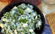 Рецепты вкусных салатов с зеленым луком и яйцом