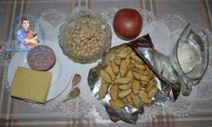 Салат с колбасой и помидорами и сухариками