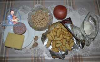 Салат с колбасой и помидорами и сухариками