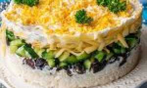 Салат с курицей, черносливом и грецкими орехами слоями