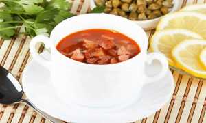 Солянка с копчеными ребрышками и колбасой
