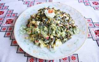 Салат из морской капусты с крабовыми палочками и яйцом