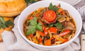 Блюдо восточной кухни – лагман из баранины